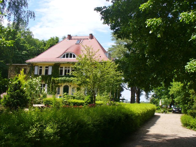 File:Gut Schloss Golm - geo.hlipp.de - 36861.jpg