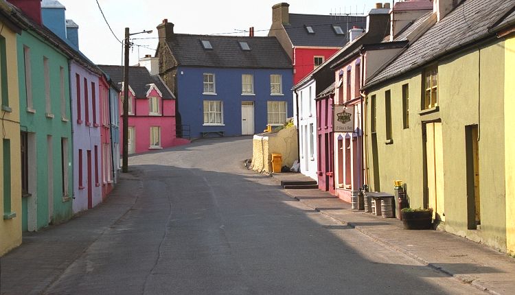 File:Houses Eyeries CtyCork IRE.jpg