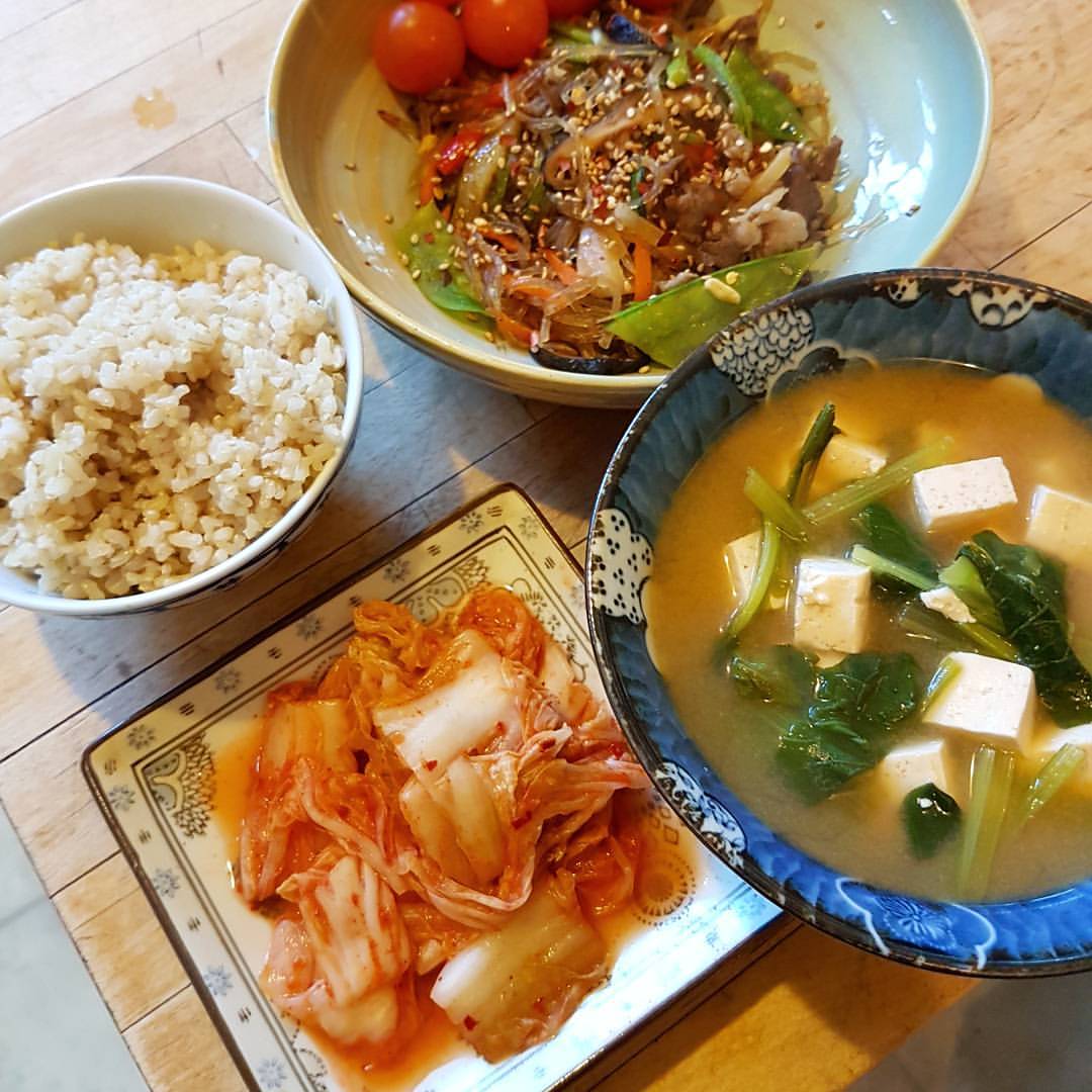 File Japche Miso Soup With Tofu And Komatsuna Greens Kimchi And Brown Rice チャプチェ 豆腐と小松菜の味噌汁 白菜キムチ 玄米 Jpg Wikimedia Commons