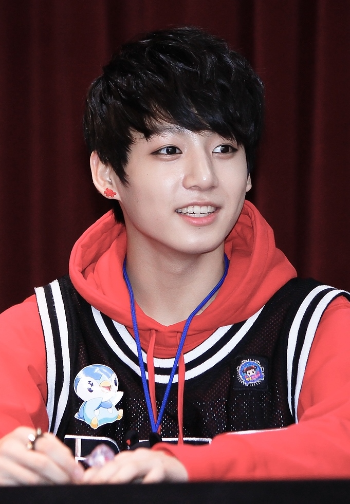 Jeon_Jung kook_at_an_fansign_on_July_14%2C_2013