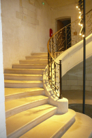 File:L'escalier d'honneur du prieuré Saint-Lazare.jpg