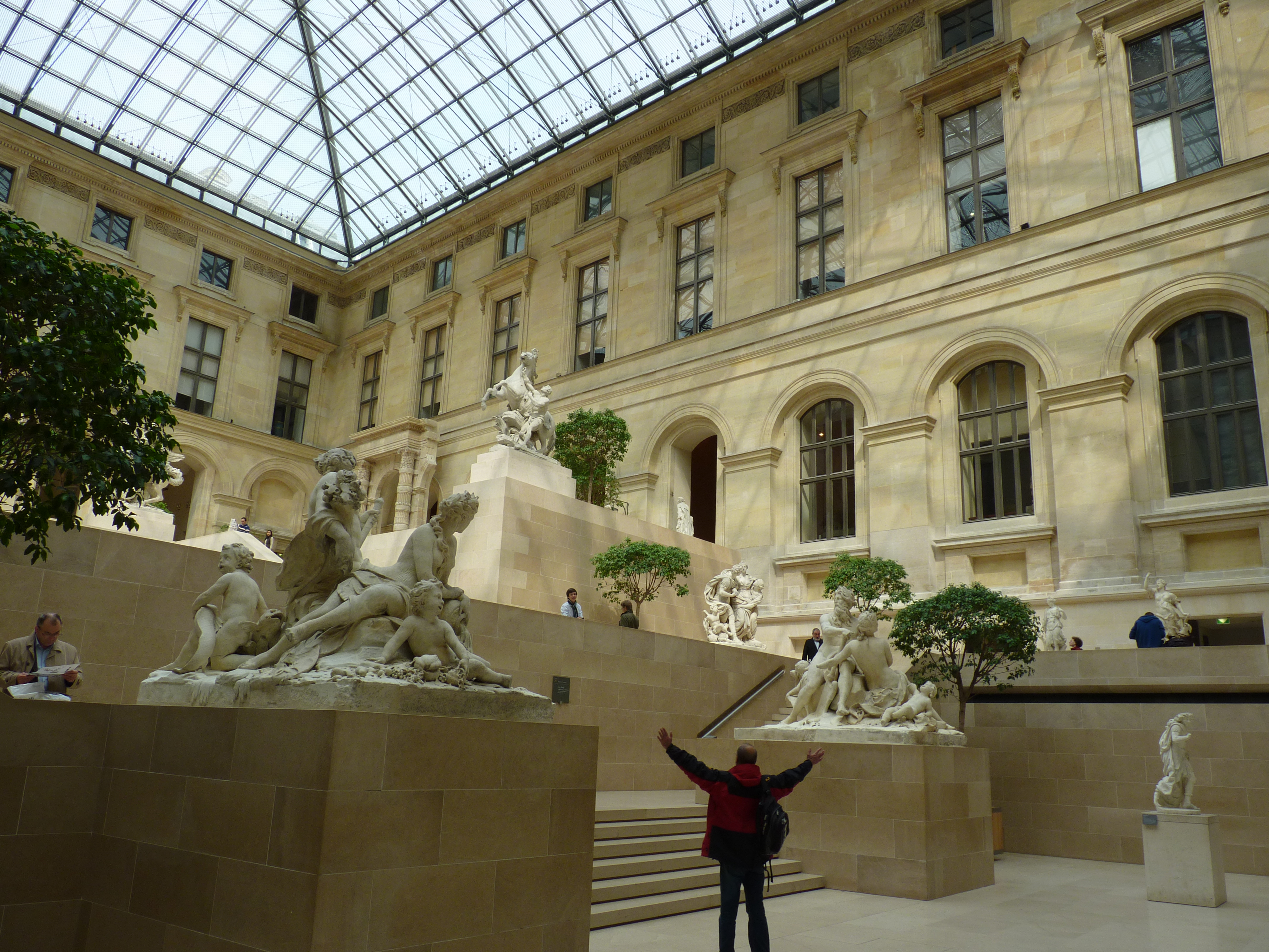 Калорифер в лувре. Двор Висконти в Лувре. Лувр Париж внутри. Денон Лувра снаружи. Лувр открытие музея.