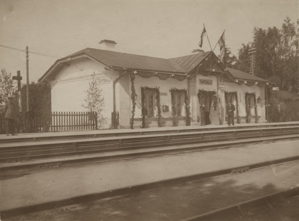 File:Lippudega ehitud Tamsalu raudteejaam.jpg