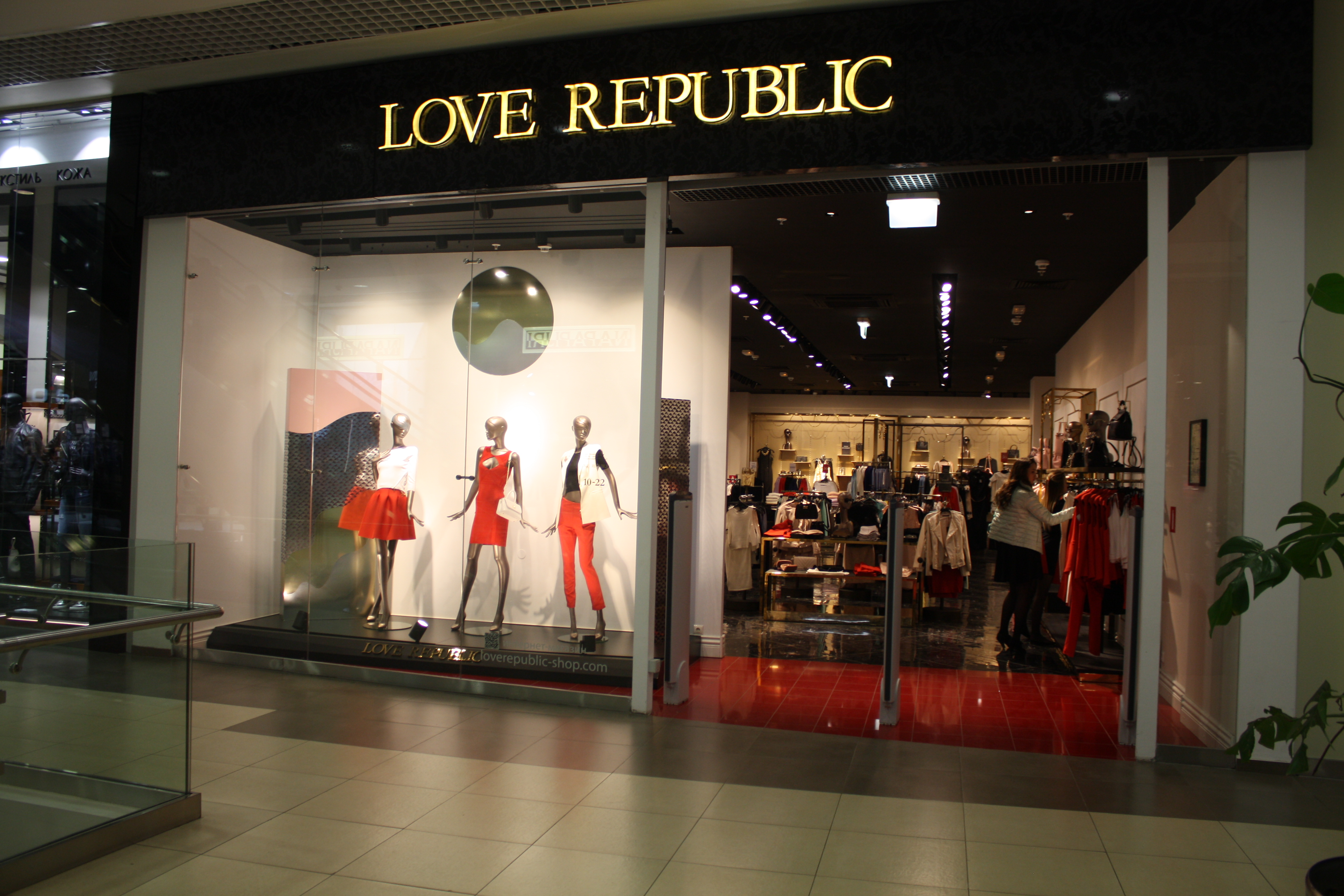 Магазин love republic. Витрины магазина Love Republic. Melon Fashion Group Love Republic, Befree, Zarina. Лав Репаблик витрина. Лав Репаблик Саратов Триумф.