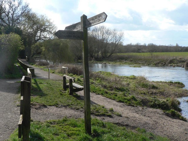 Muscliff, Stour Valley Way - geograph.org.uk - 734904