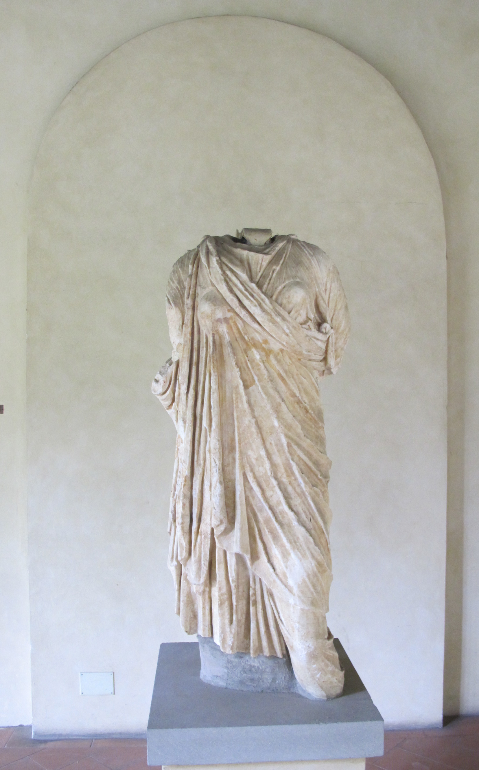 File Museo archeologico di arezzo statua romana femminile.JPG