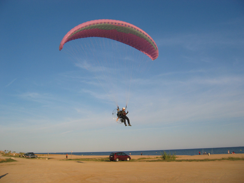 File:Paramotor platja.jpg