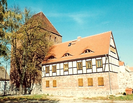 File:Pasewalk Kulturhistorisches Museum mit Prenzlauer Tor 3.jpg
