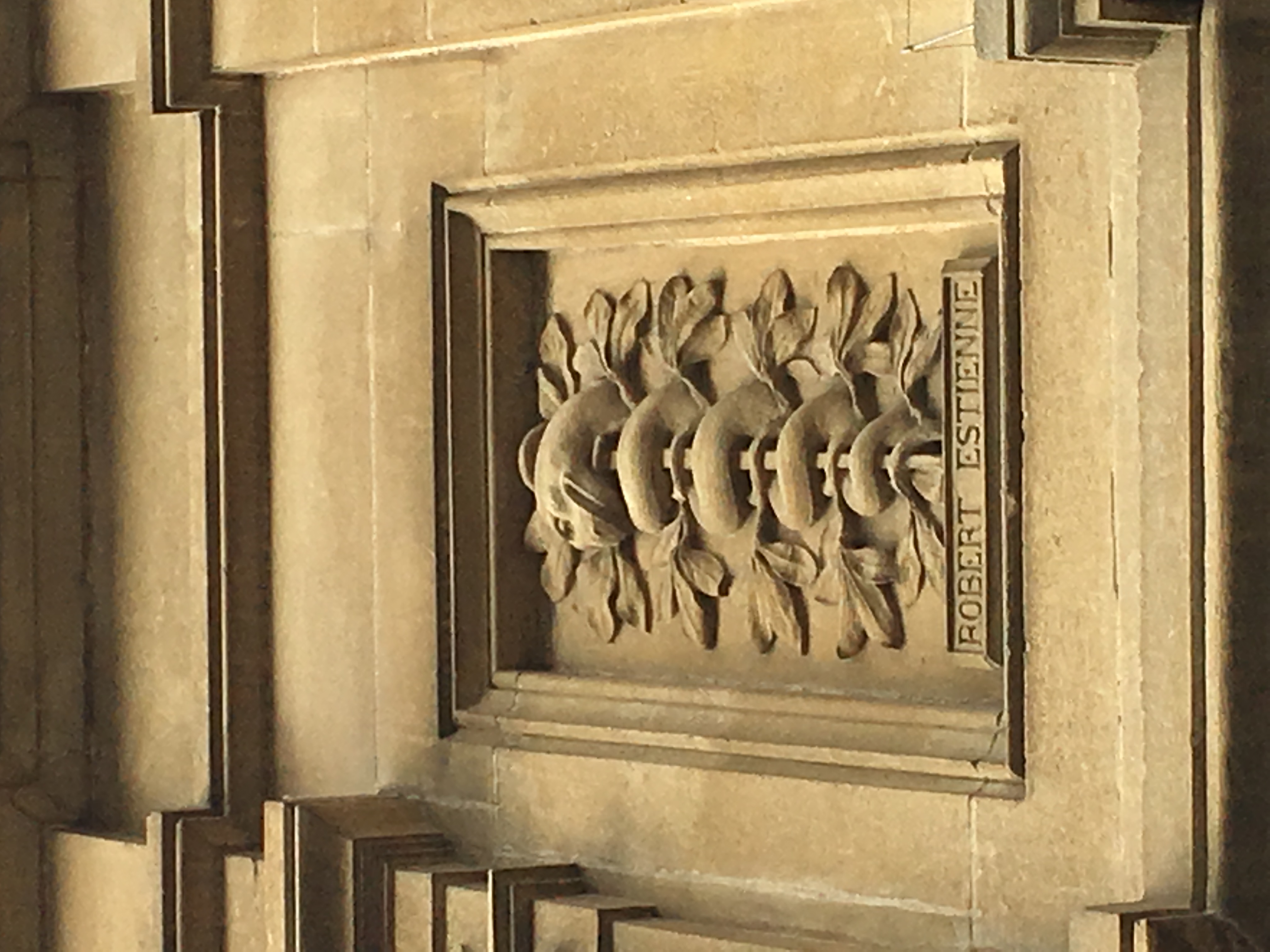 File Robert Estienne Sculpture Exterior Of Old Library Cardiff 18 Jpg Wikimedia Commons