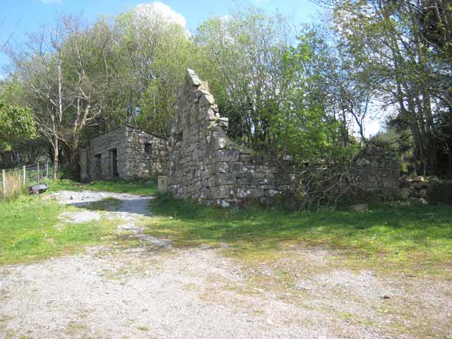 File:Ruined farm buildings near the Stony River - geograph.org.uk - 796631.jpg