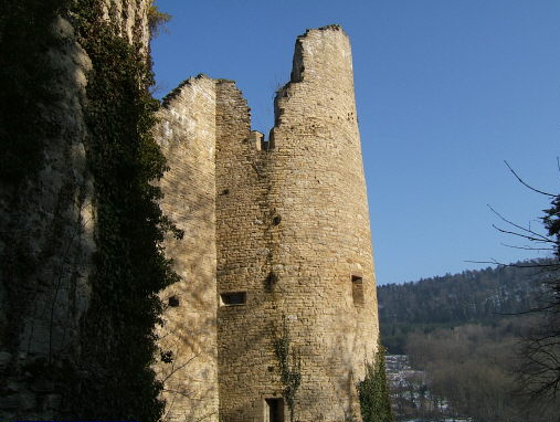 File:Ruins of castle of Morimont.jpg