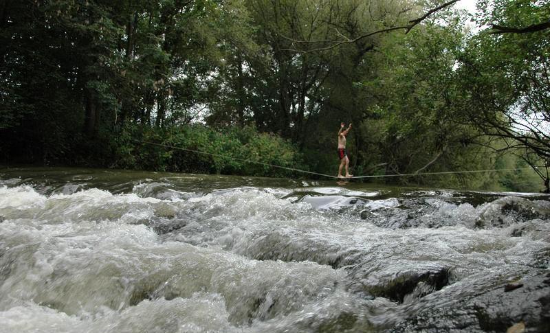 File:Slackline ueber wasser.jpg