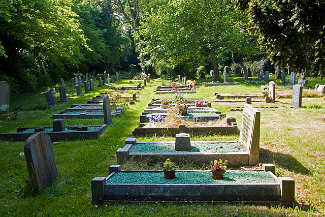 File:St. Giles Churchyard - geograph.org.uk - 1297789.jpg