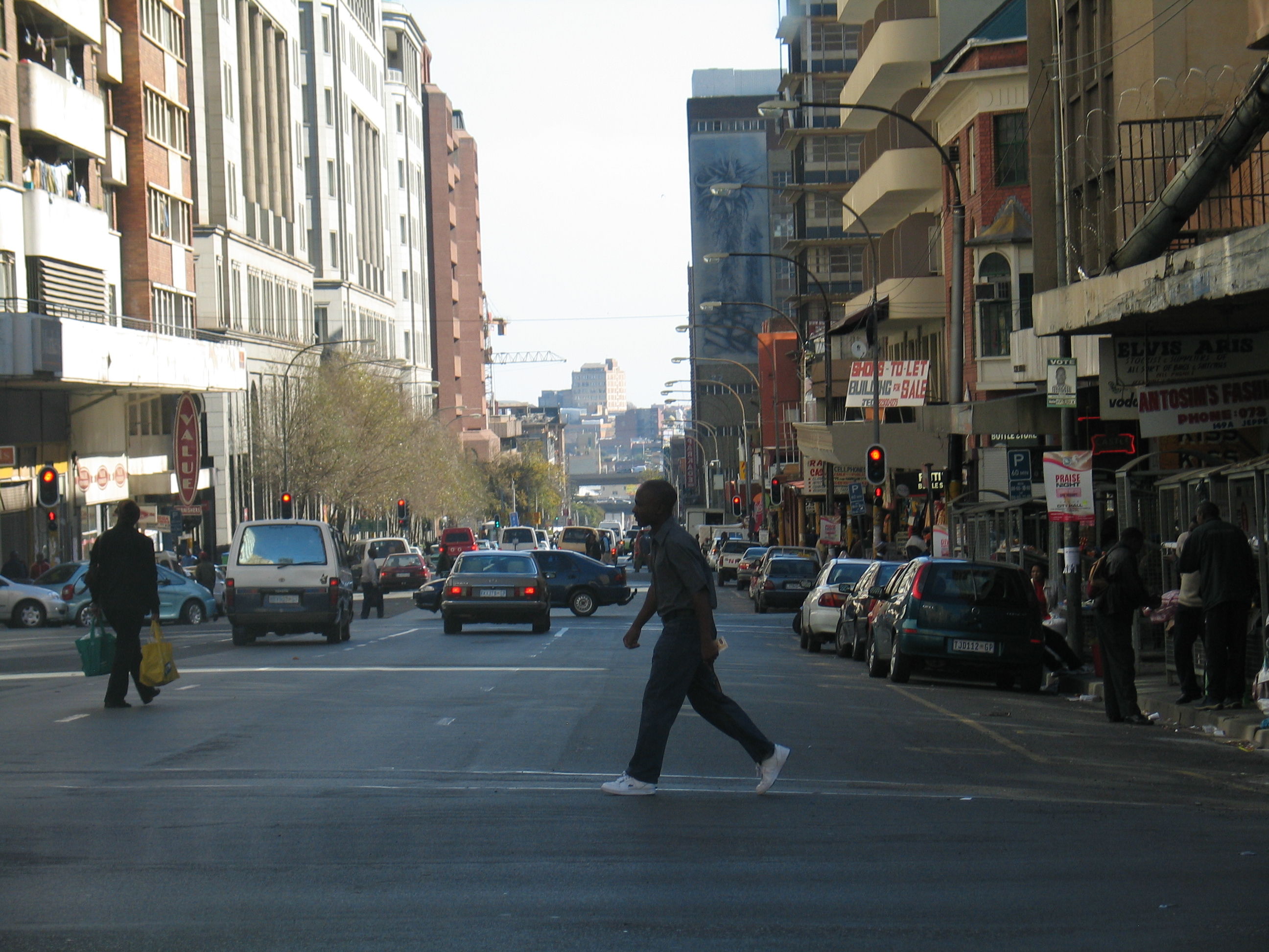 Street_scene_in_Hillbrow,_Johannesburg,_South_Africa.jpg