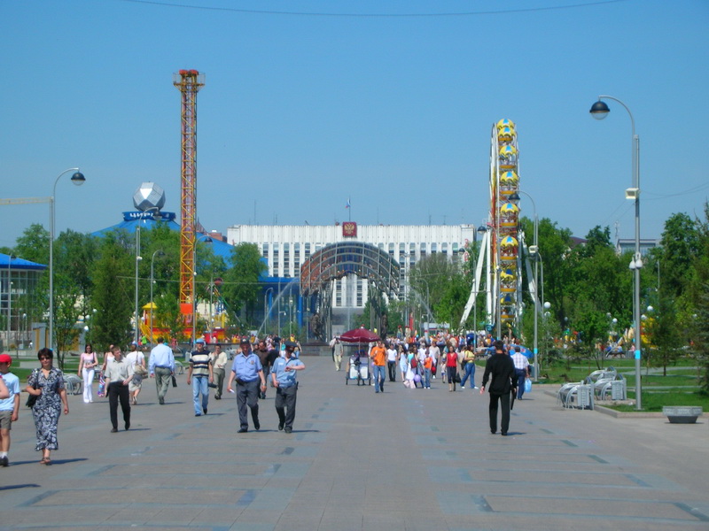 Компас тюмень. Цветной бульвар Тюмень. Литературный бульвар Тюмень. Смоленск бульвар Тюмень. Цветной бульвар Тюмень Железный компас.