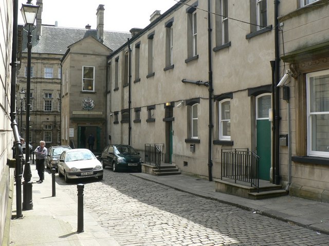 File:Wakefield Magistrates Court - geograph.org.uk - 189576.jpg