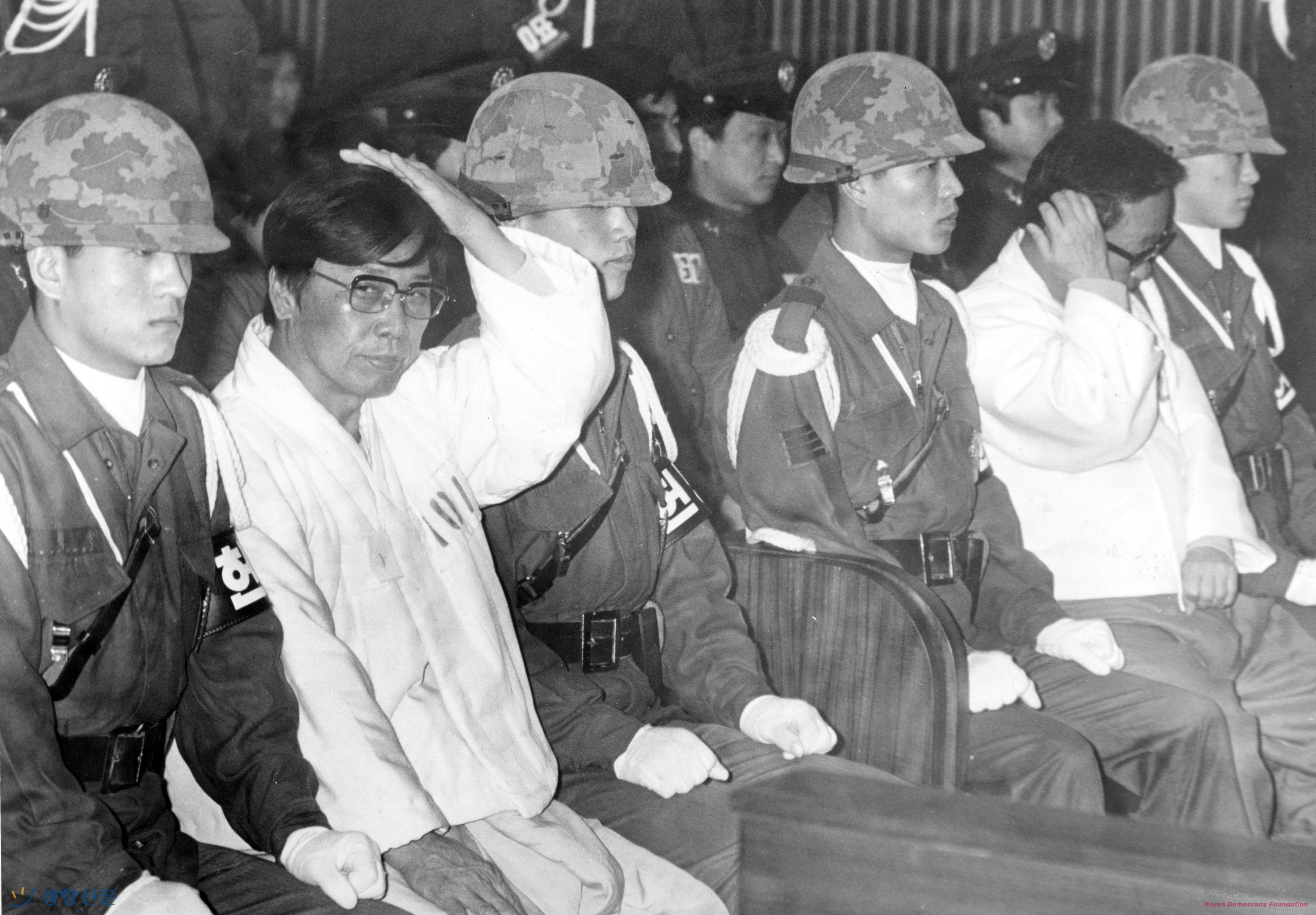 File:10·26事件嫌犯在法庭上，左二是金载圭.jpg - Wikimedia Commons