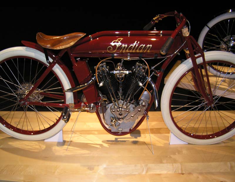 1915_Indian_8-valve_board_track_racer_(1)_-_The_Art_of_the_Motorcycle_-_Memphis.jpg