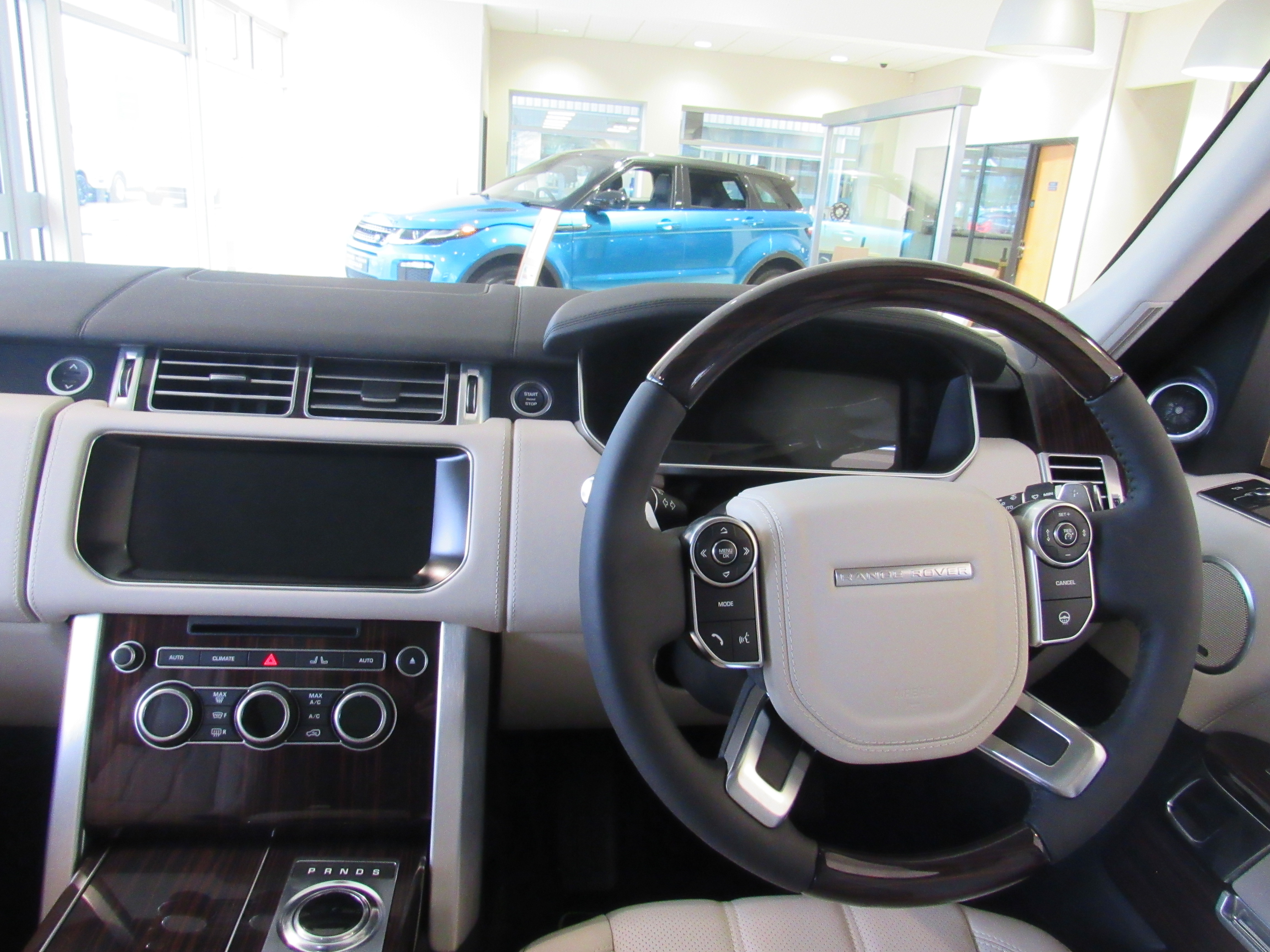 File 2017 Land Rover Range Rover Autobiography Lwb Interior Jpg Wikimedia Commons