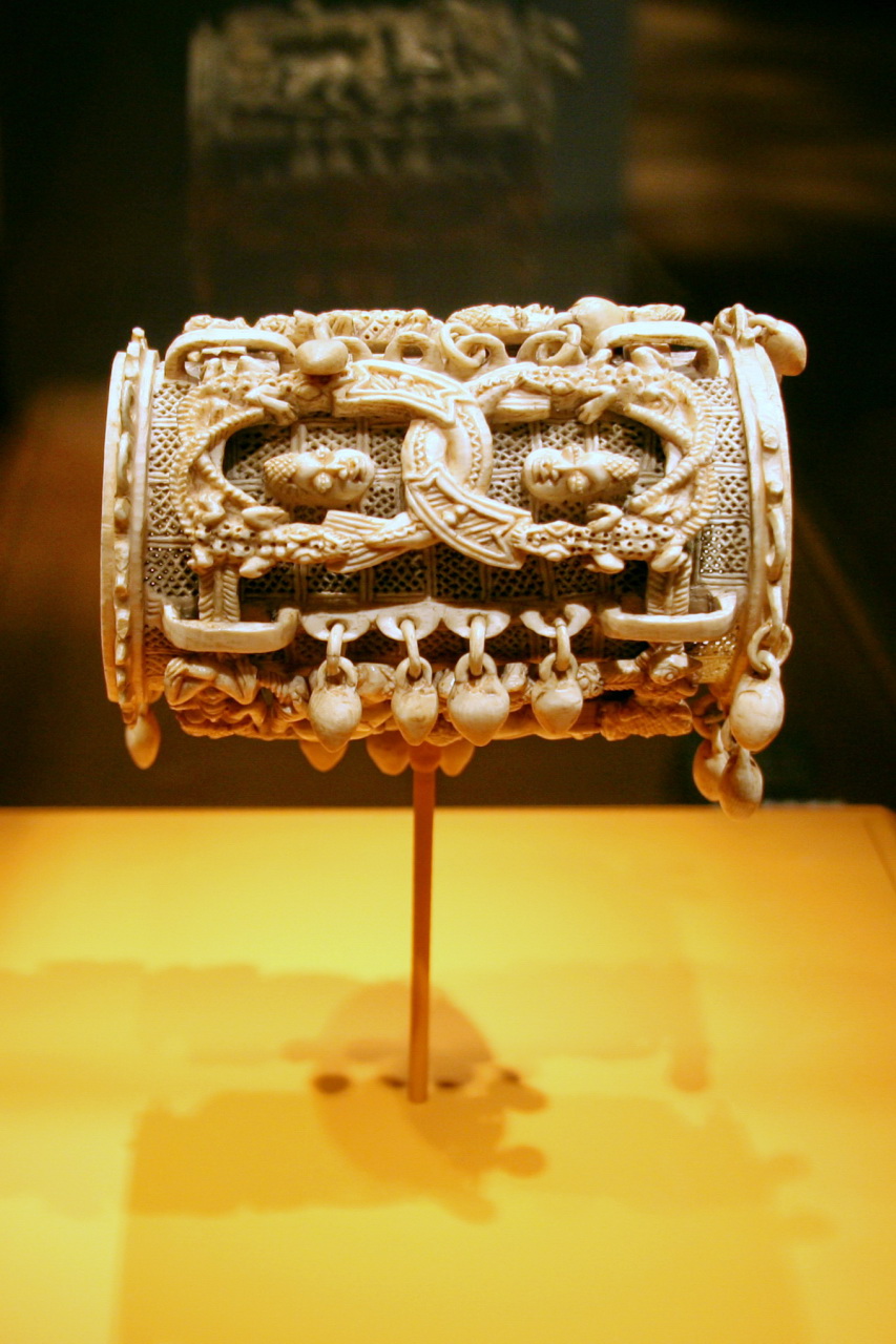 Ivory bracelet, 16th Century - Owo, Nigeria - Yoruba - made from one piece  of ivory, with interlocking figures of a croco…