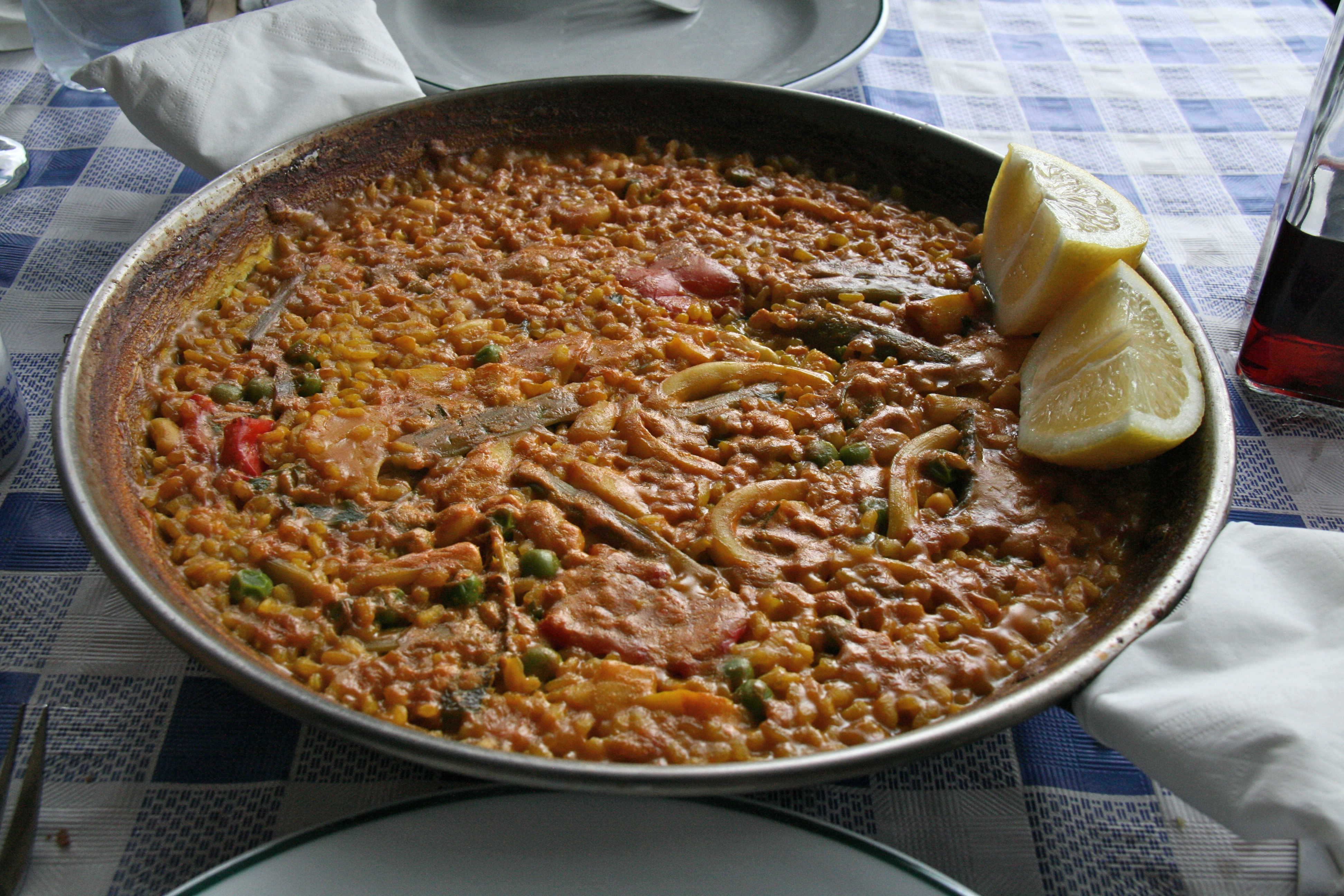 Plato español de arroz alubias bacalao y ajos