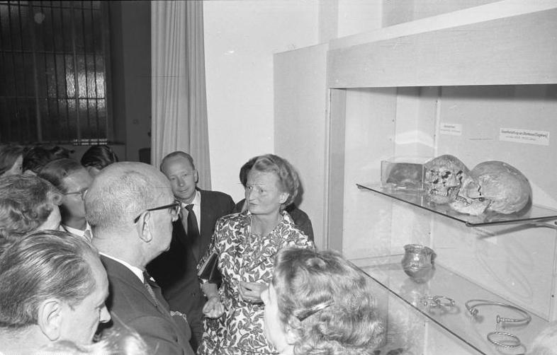 File:Bundesarchiv B 145 Bild-F008483-0012, Rheinisches Landesmuseum Bonn, Empfang Bundespressekonferenz.jpg