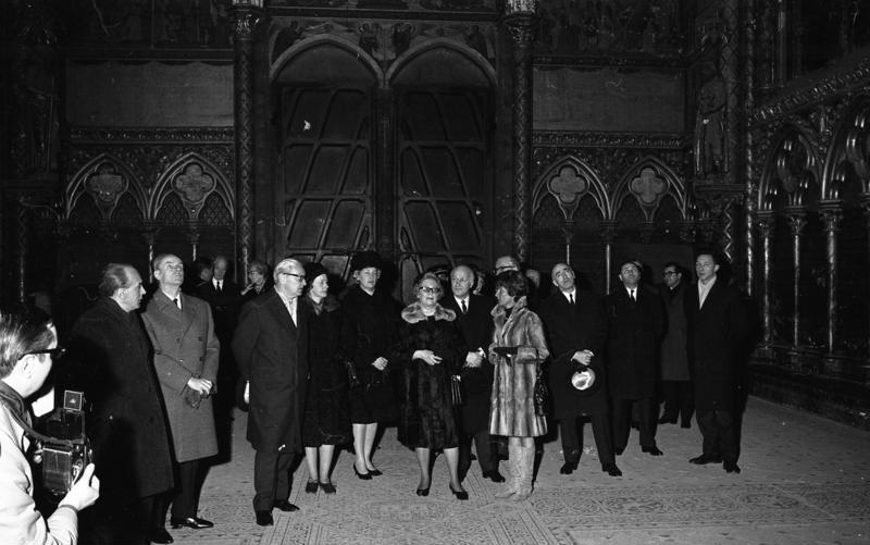 File:Bundesarchiv B 145 Bild-F026336-0012, Paris, Sainte Chapelle, Wilhelmine Lübke.jpg