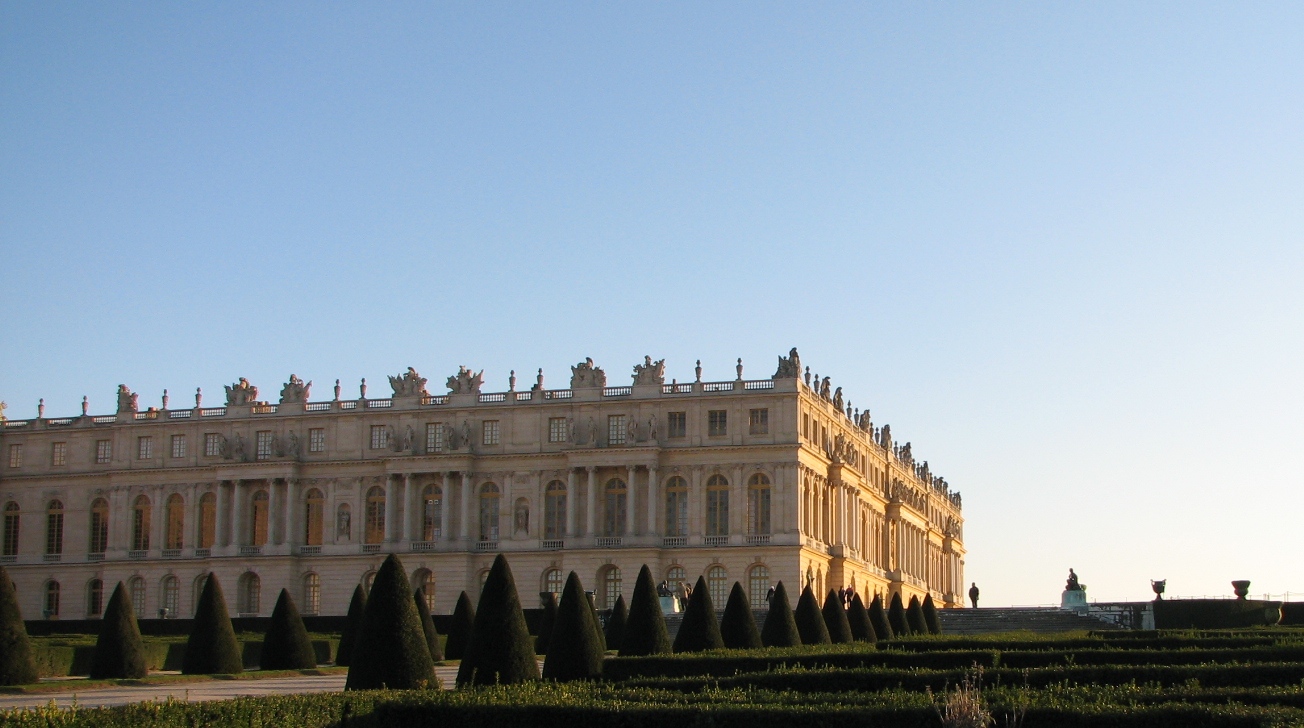 Версаль концовка. Версальский дворец курдонер. Версальский дворец фасад. Версальский дворец классицизм. Версальский дворец корпуса.