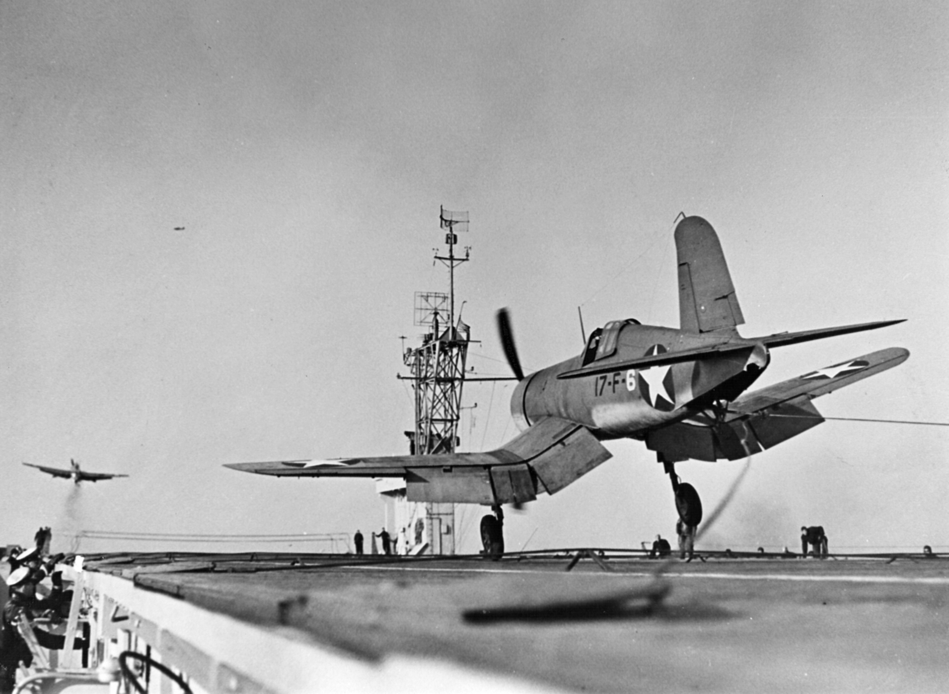 Mals Way...Corsair...USS Bunker Hill. - Sida 30 F4U-1_VF-17_landing_on_USS_Charger_%28CVE-30%29_1943