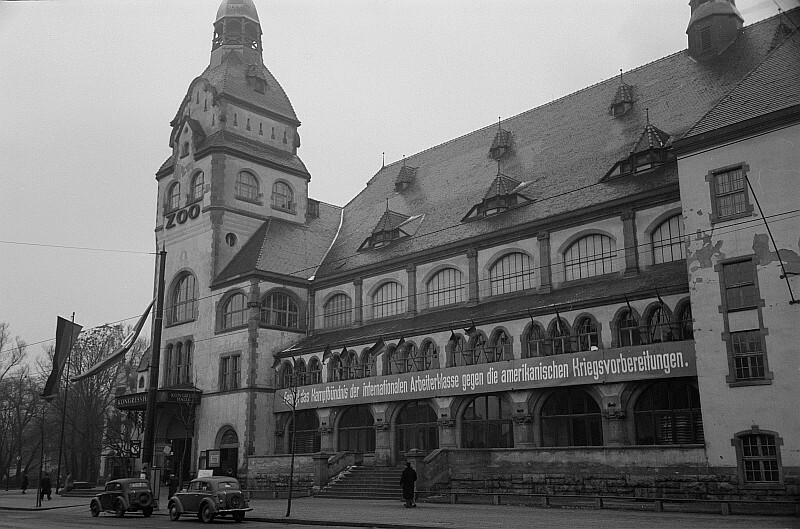 File:Fotothek df roe-neg 0006073 006 Außenansicht der Kongresshalle mit Propaganda-Plakaten der Nationalen Front.jpg