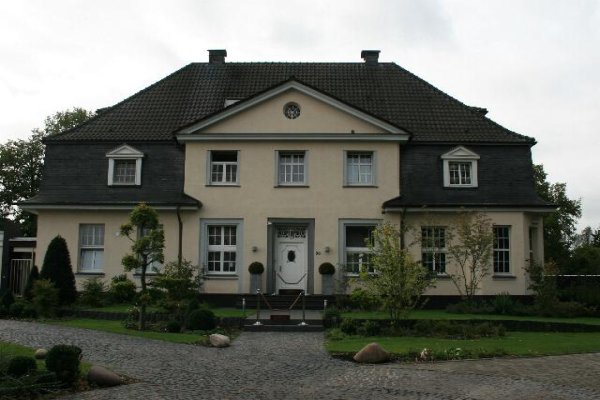 File:Gr 26 Ehem. Fabrikantenvilla, Bahnstraße 90 (Grefrath).jpg