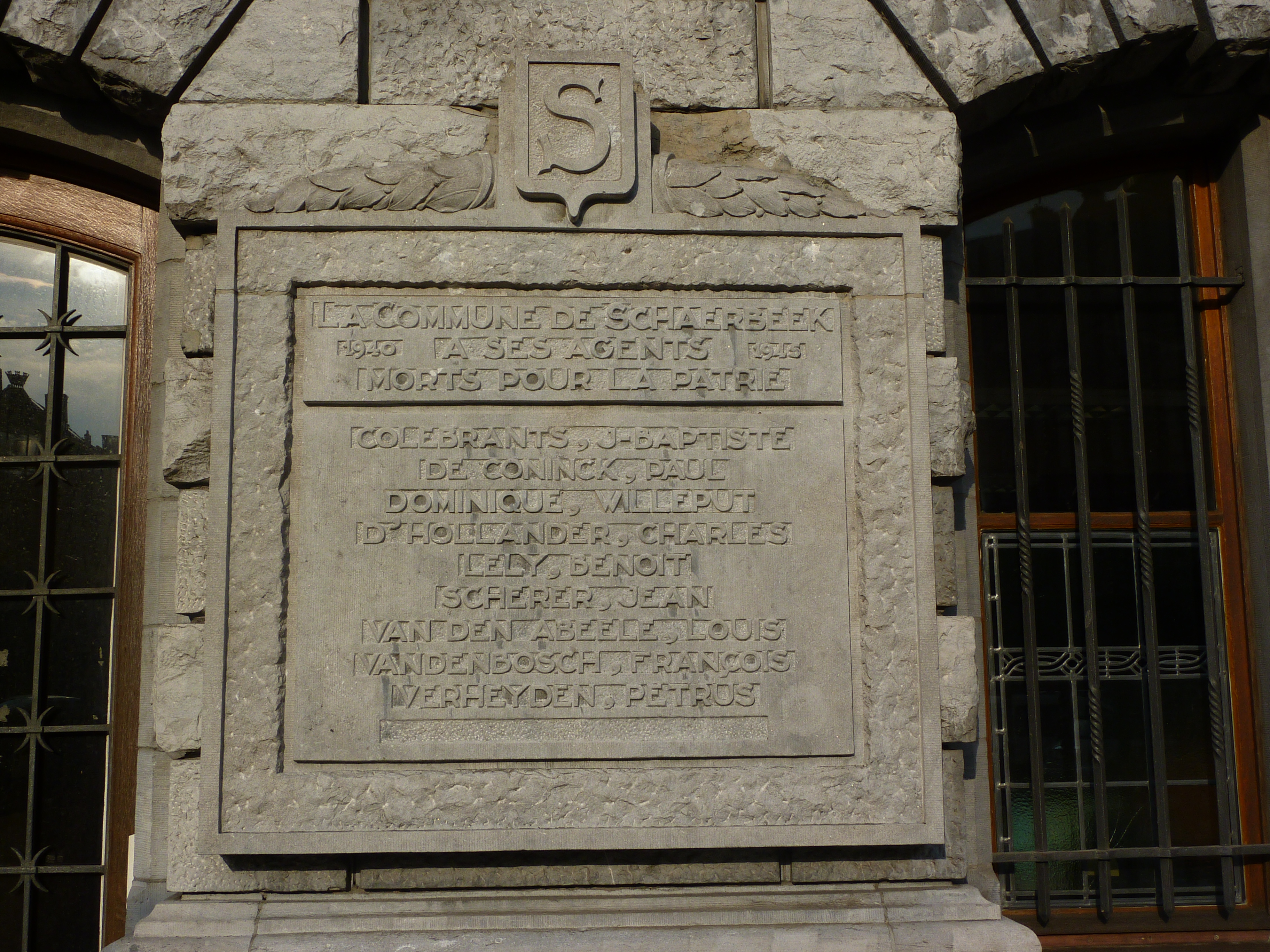 Plaque in Schaerbeek to employees of the local government who "died for the nation" in the Second World War. The blank line at the bottom once held De Wael's father's name.