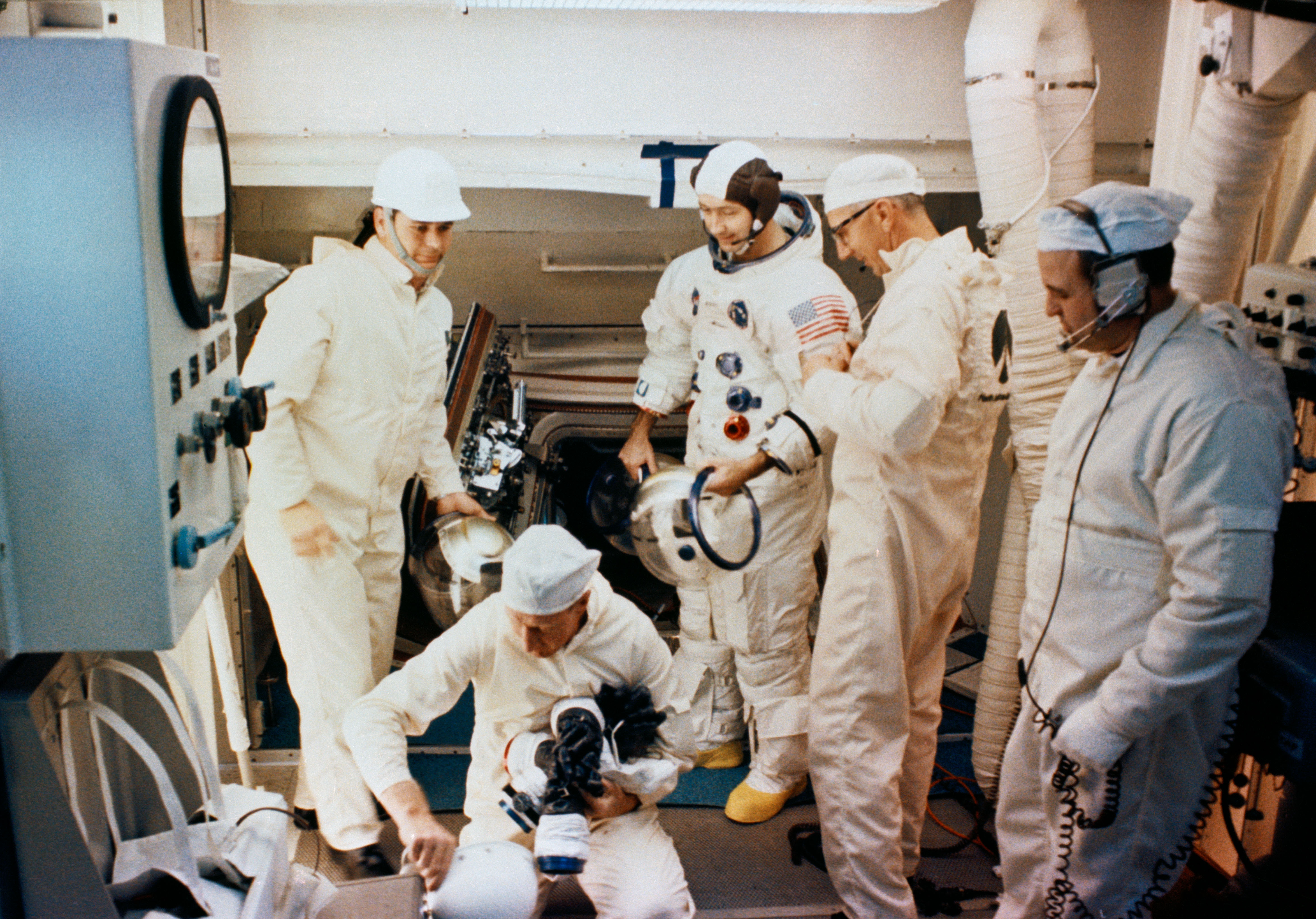 Астронавт 9 букв. Костюмы астронавтов Аполлон 13. Слейтон астронавт. Аполлон-8 экипаж фото. Аполлон 9.