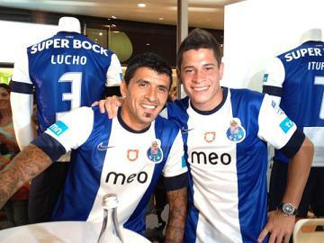 File:Iturbe and Lucho.jpg