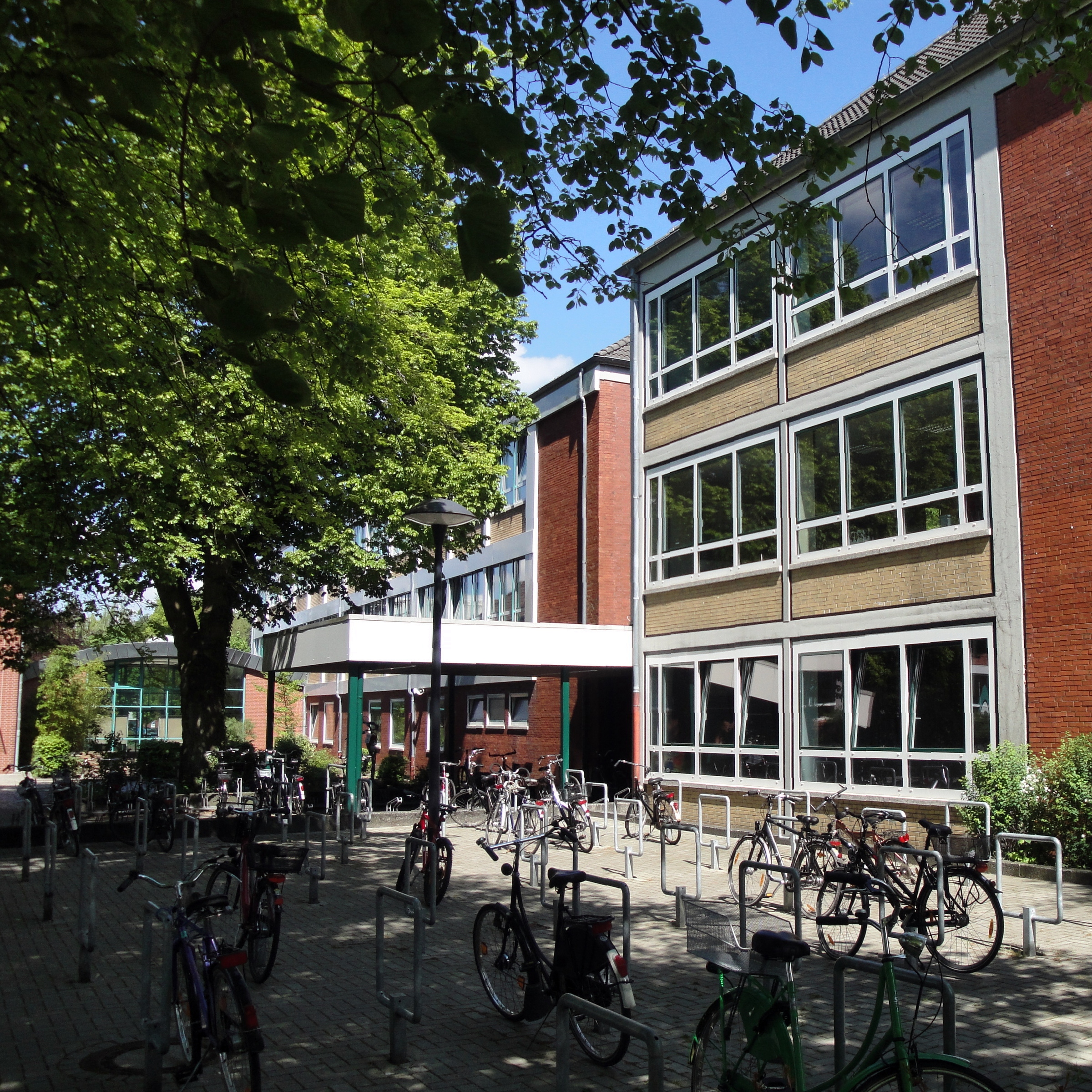 Teletta-Groß-Gymnasium in Leer. Ansicht vom Harderwykensteg