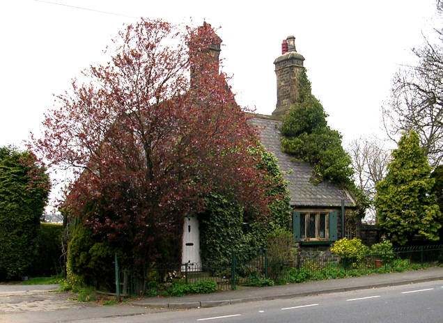 File:Lodge at Farnley Cemetery - Tong Road - geograph.org.uk - 396073.jpg