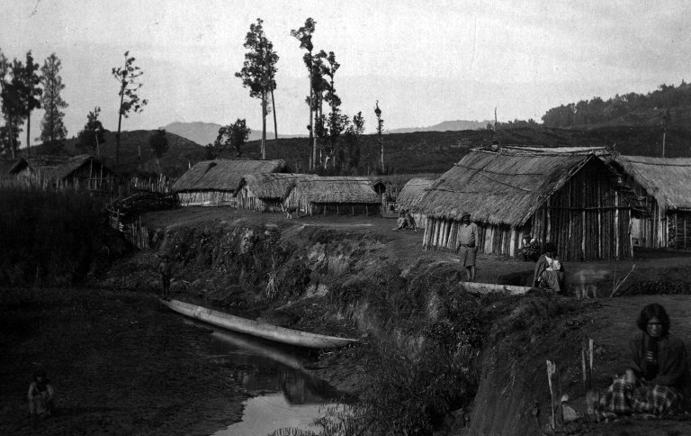 File:Maori Village.jpg