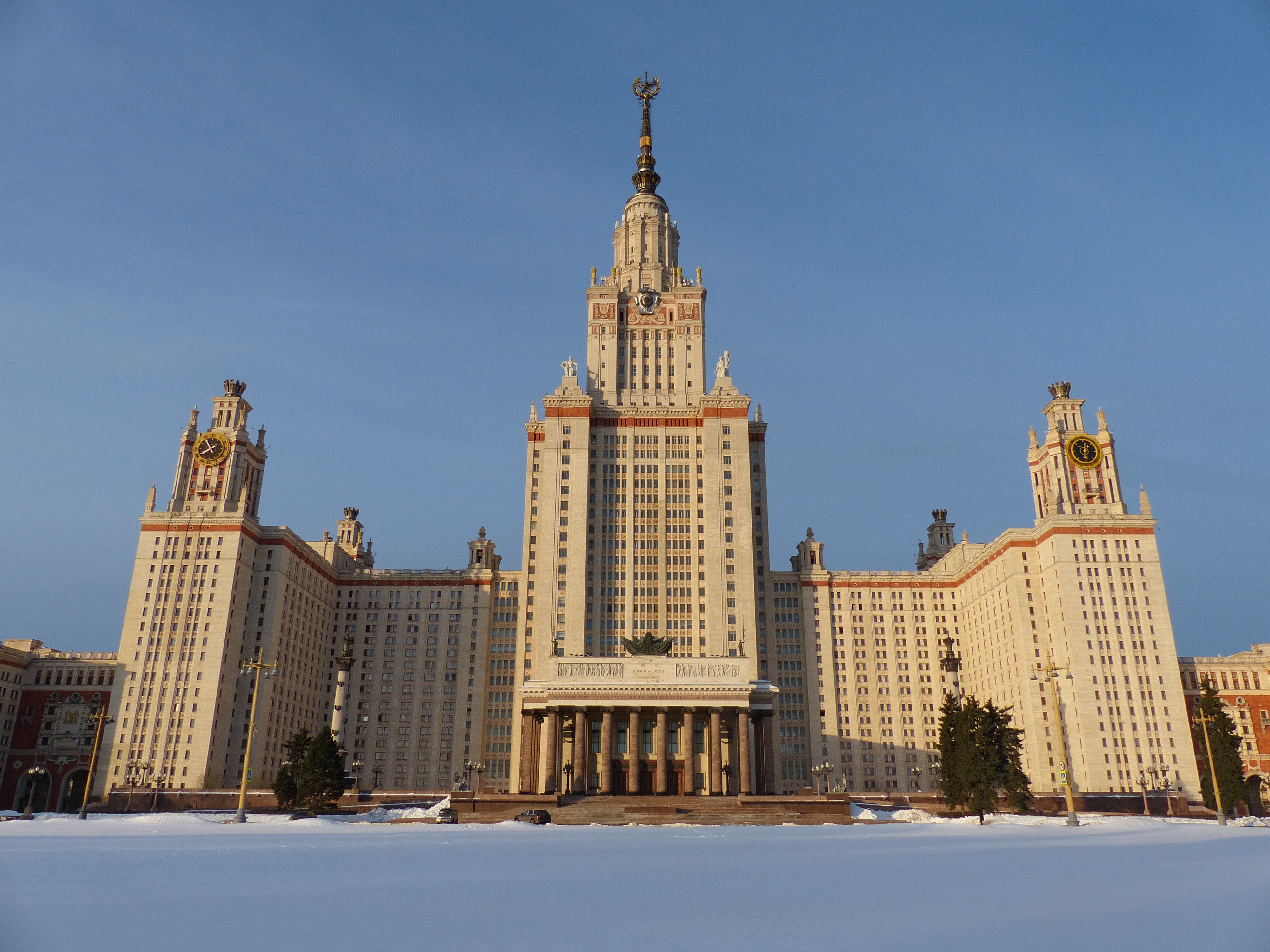 Высший государственный университет. Московский государственный университет имени м.в. Ломоносова. Вуз имени Ломоносова в Москве. МГУ им Ломоносова здание. Здание университета Ломоносова.