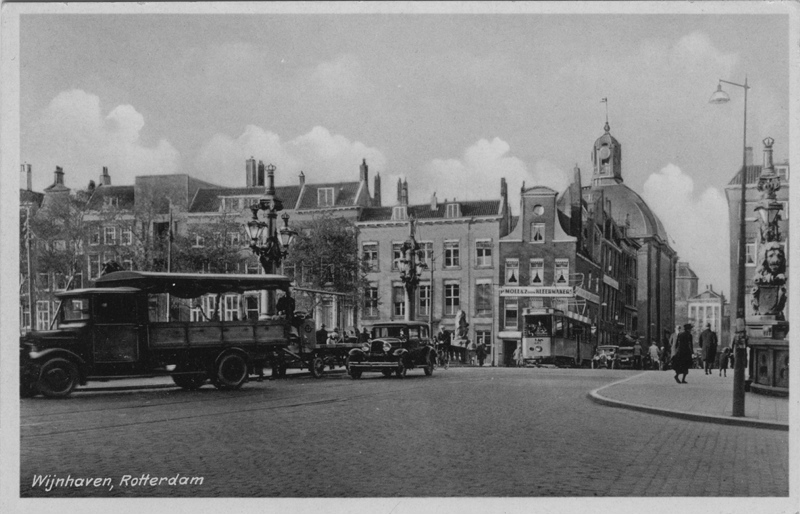 File:Prentbriefkaart de Regentessebrug over de Wijnhaven richting de Posthoornsteeg 1930.jpg