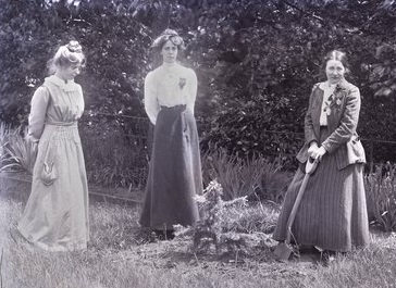 File:Suffragettes Annie and Kitty Kenney, Adela Pankhurst 1910.jpg
