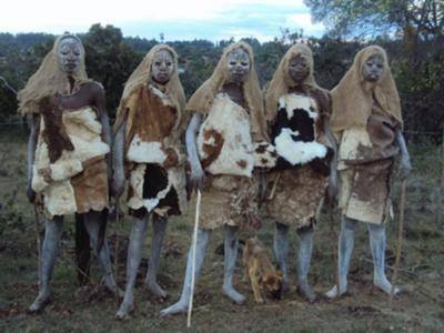 Tenue traditionnelle de circoncision des jeunes Kalenjin