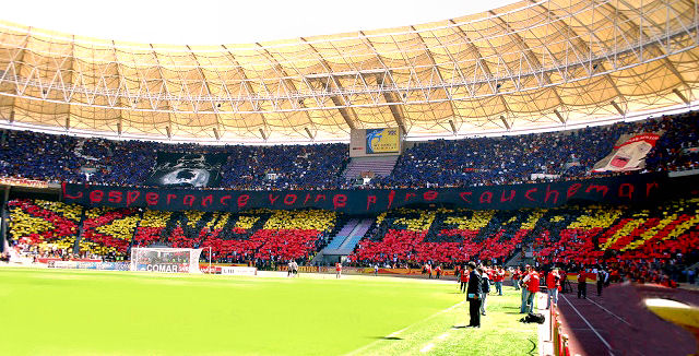 File:Tifo Chorégraphique ULE02 - Derby EST vs CA.jpg