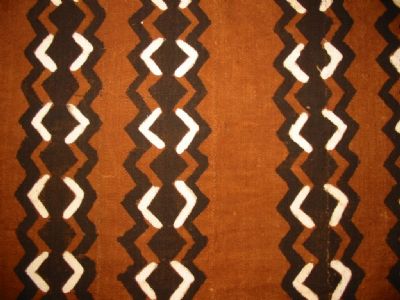https://upload.wikimedia.org/wikipedia/commons/3/3a/Traditional_mud_cloth.jpg