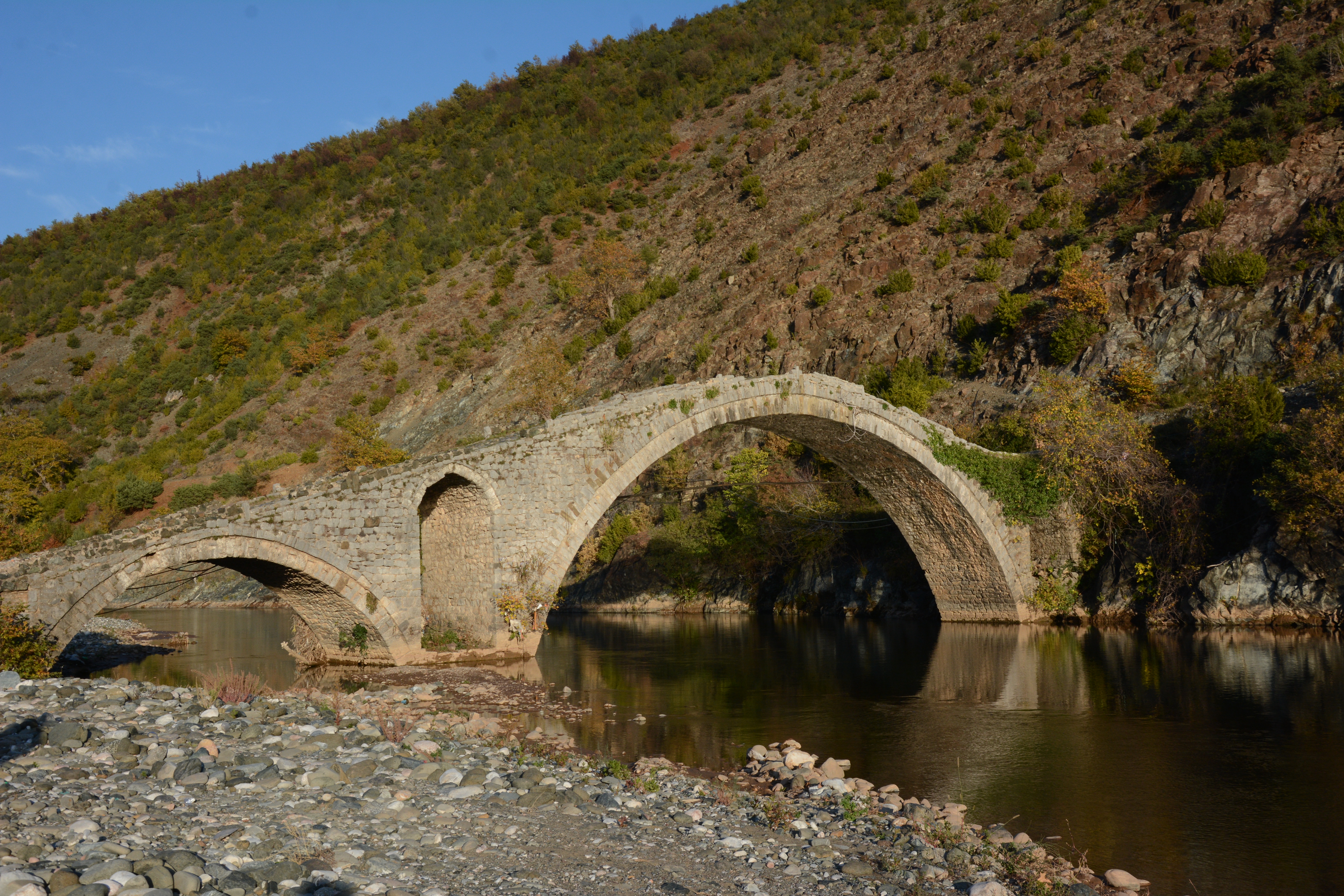 File:Ura e Kamares (Kamare Bridge), Elbasan (3).jpg - Wikimedia