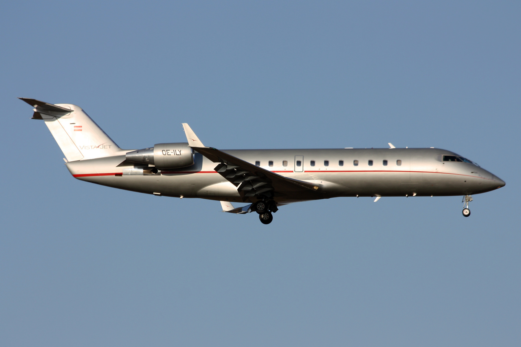 Crj200. Bombardier crj200. CL-600-2b19. Bombardier CL-600-2b19 самолет. Mitsubishi CRJ-200lr.