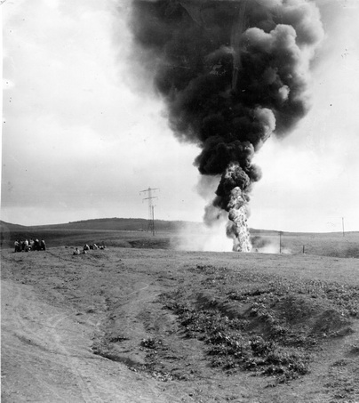 File:פורעים ערבים הציתו את קו הנפט IPC העובר בשדות שריד 1936 - iדרנגר שרידi btm4172.jpeg
