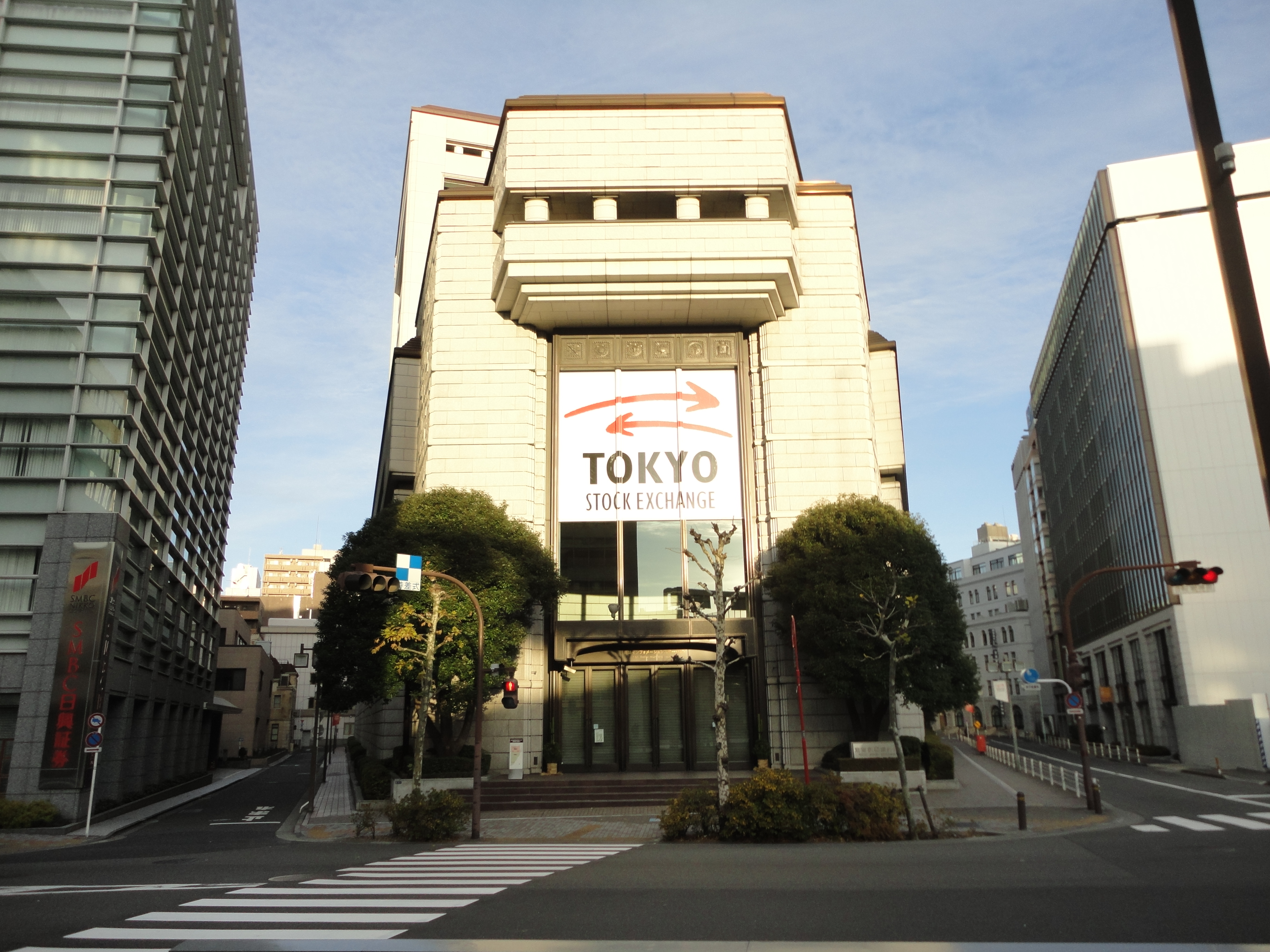 Токийская биржа. Токийская фондовая биржа (TSE). Токийская фондовая биржа здание. Токийская фондовая биржа Sony. Токийская фондовая биржа логотип.