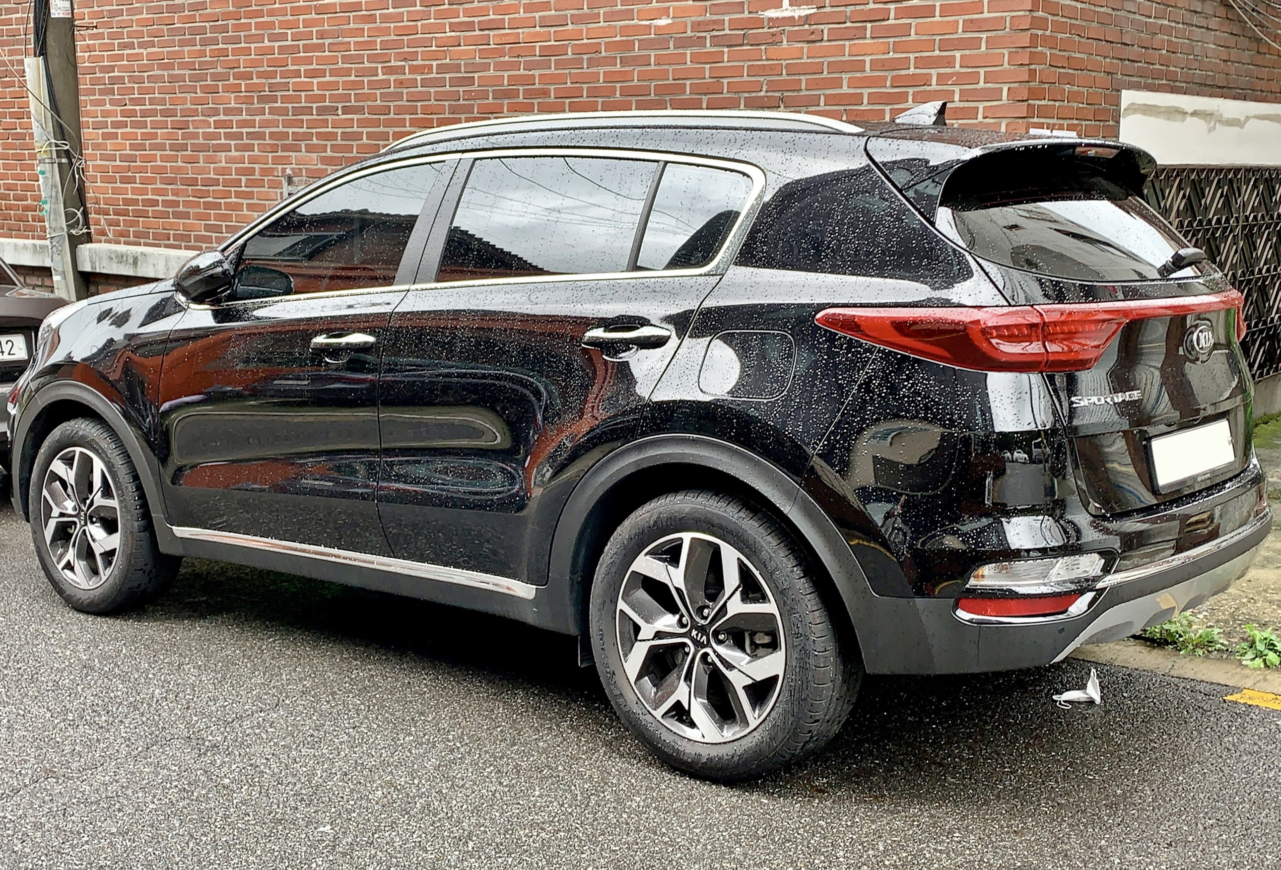 https://upload.wikimedia.org/wikipedia/commons/3/3b/0_Kia_Sportage_%28QL%29_4.jpg