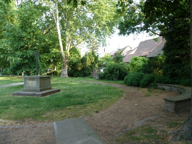 File:Alter Friedhof beim Basler Tor - geo.hlipp.de - 19277.jpg