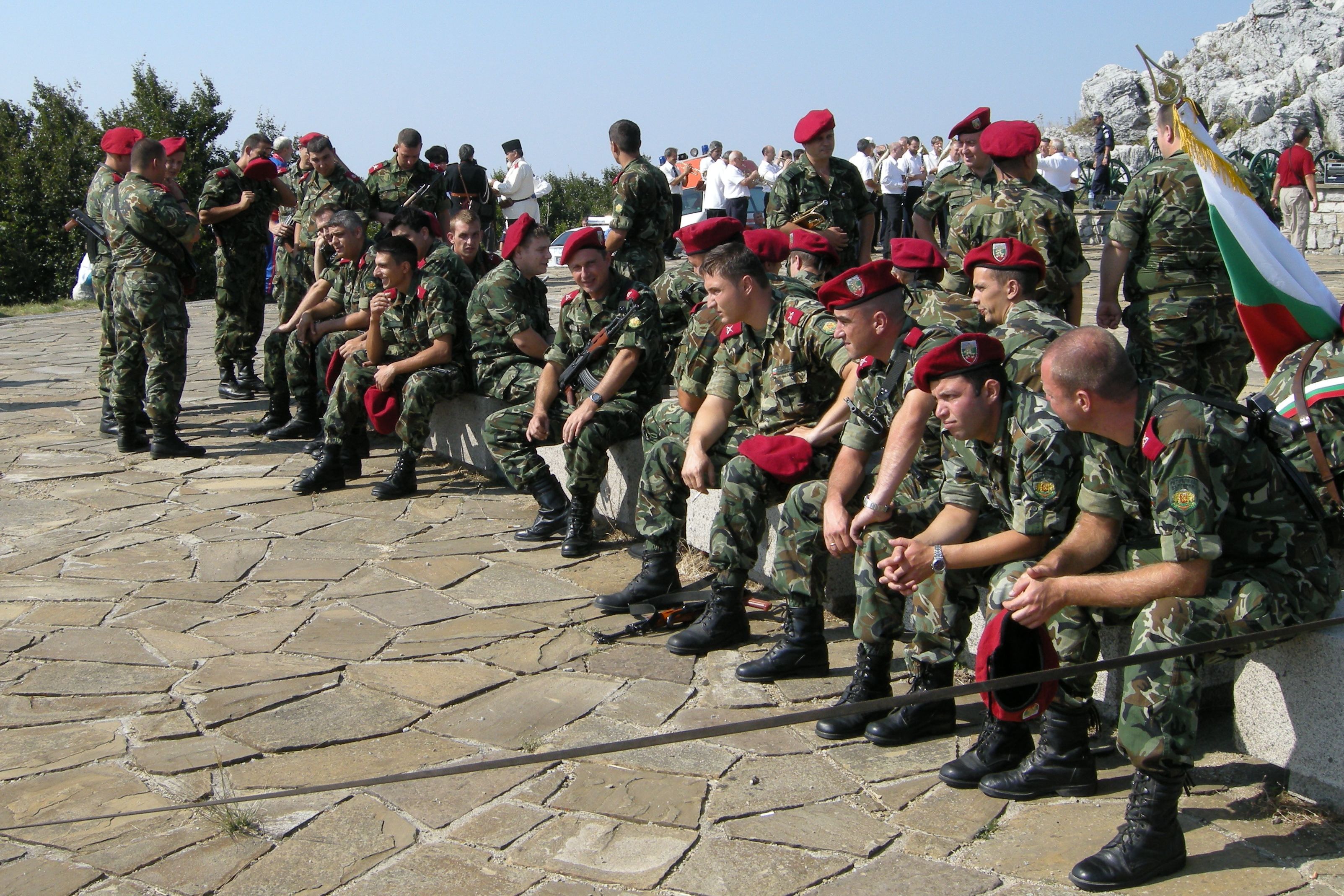 Солдат болгарии. Военные Болгарии. Вооруженные силы Болгарии. Войска Болгарии. Болгарская армия.